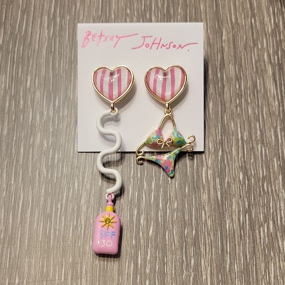 Betsey Johnson Bikini Sunscreen Mismatched Earrings - Picture 1 of 4